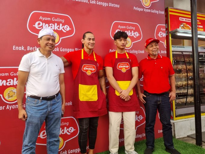Photo: ist Ayam Guling Enakko Partners with Ade Rai and Hans as Brand Ambassadors Promoting a Healthy Lifestyle.