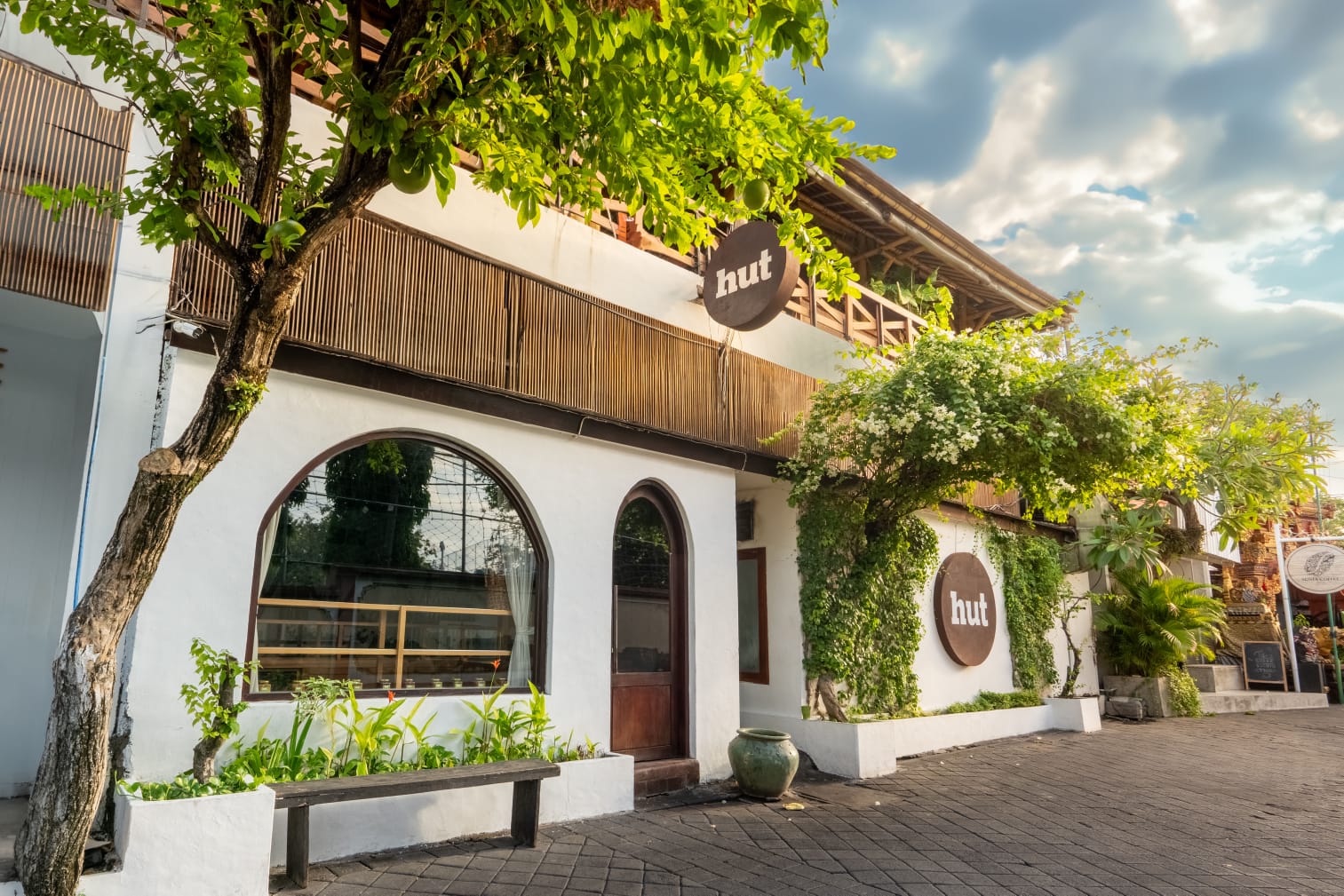 Foto/Ist Hut Bali: Hut Bali Seminyak, siapkan Sensasi Brunch dengan Rasa Juara dan Bakery Fresh Setiap Hari.