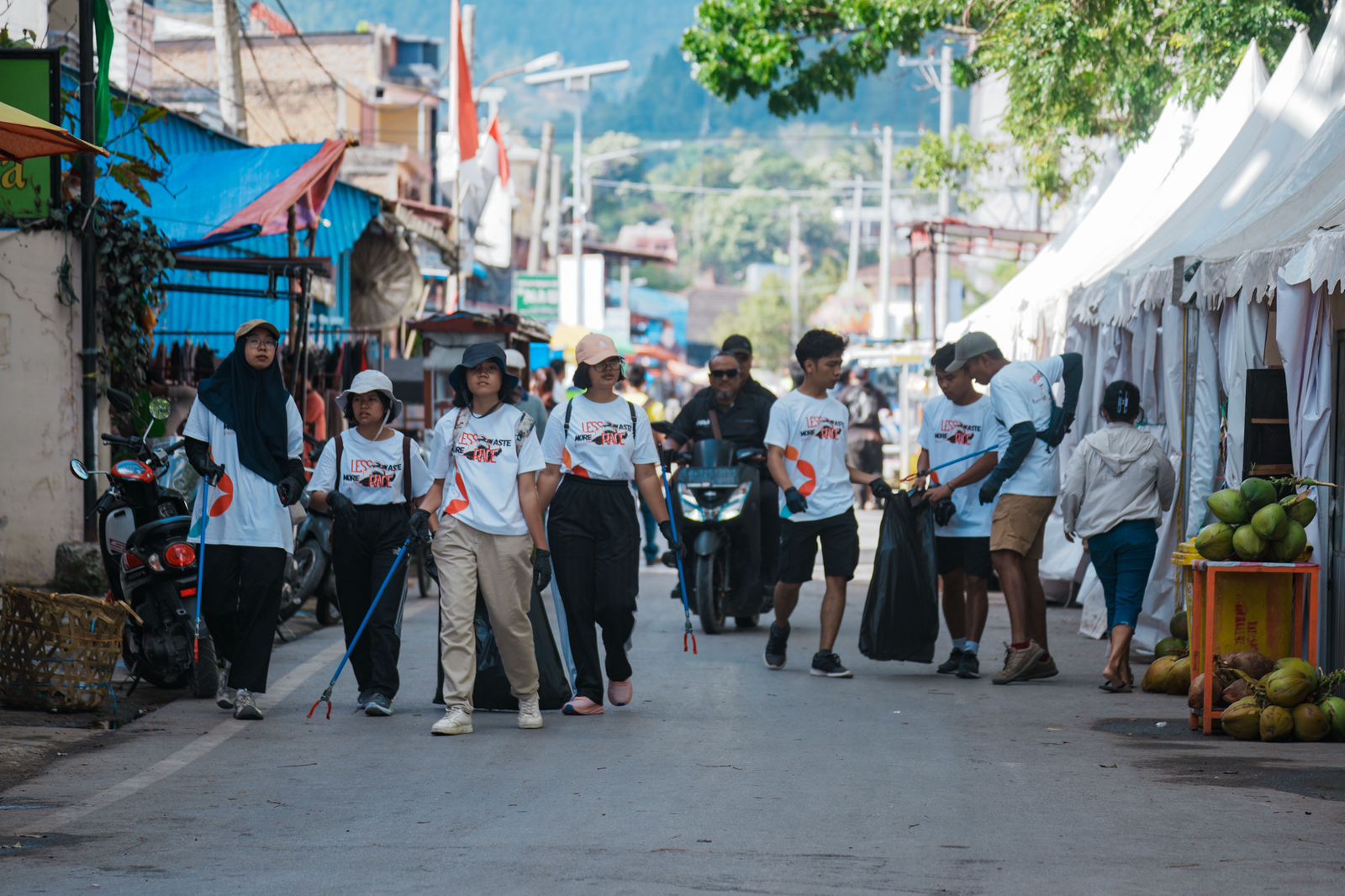 Foto/Ist Parade: Parade Clean Up menyusuri area Balige.