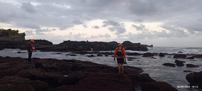 Foto/Ist Hilang: Tim SAR menyisir tepi pantai mencari tiga orang yg hilang terseret arus di Pantai Mengening.