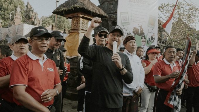 Foto/Ist. Wakil Bupati Badung, Bagus Alit Sucipta membuka kegiatan jalan sehat bersama di De