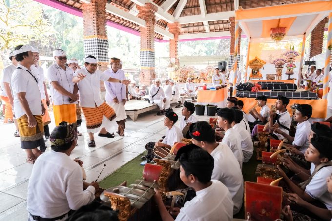 Foto/Ist. Bupati Wayan Adi Arnawa hadir saat Karya Nyekah Massal dan potong gigi dan mepetik di Wantilan Jaba Pura Dalem Desa Adat Karang Dalem, Desa Bongkasa Pertiwi.