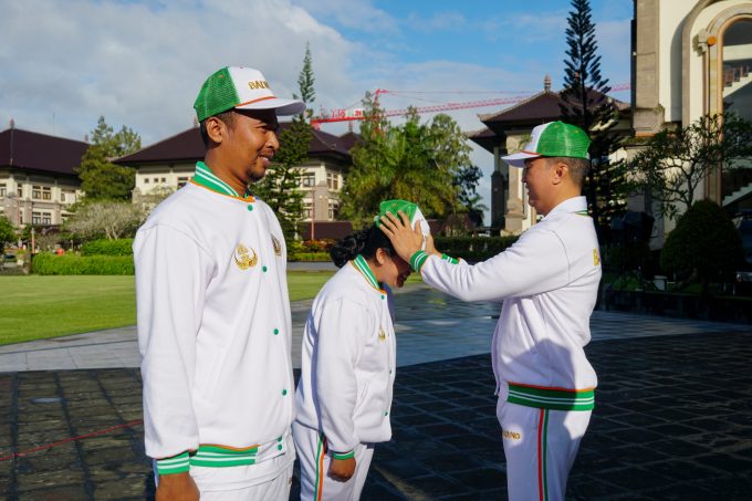 Foto/Ist. Sekda Surya Suamba melepas Kontingen Atlet KORPRI Badung yang akan mengikuti Turnamen IV KORPRI Provinsi Bali di Lapangan Puspem Badung.
