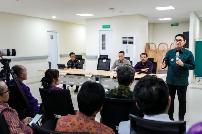 Foto/Ist Bupati Wayan Adi Arnawa memberikan pengarahan kepada Pejabat dan perwakilan Tenaga Medis RSD. Mangusada di Ruang Diklat, Gedung G Lantai II, RSD Mangusada, Mengwi