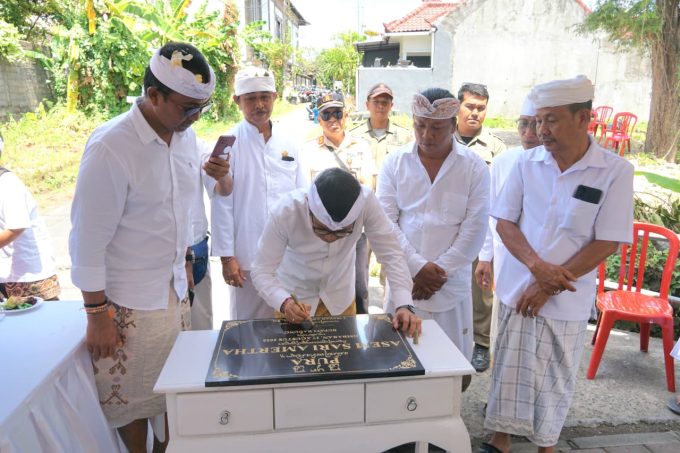 Foto/Ist. Bupati Wayan Adi Arnawa menghadiri Pujawali di Pura Asem Sari Amerta, Jimbaran, Kuta Selatan,
