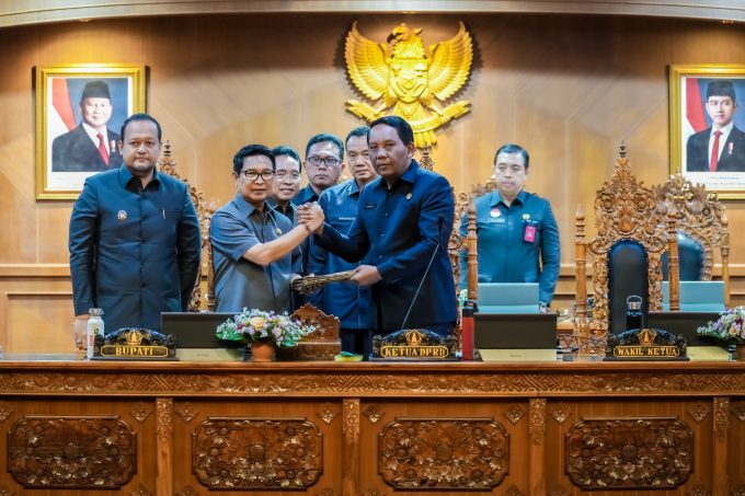 Foto Courtesy Badung Regent I Wayan Adi Arnawa, accompanied by Deputy Regent Bagus Alit Sucipta, attends the plenary session at the Gosana Main Chamber of Badung DPRD, Monday (Aug 11).