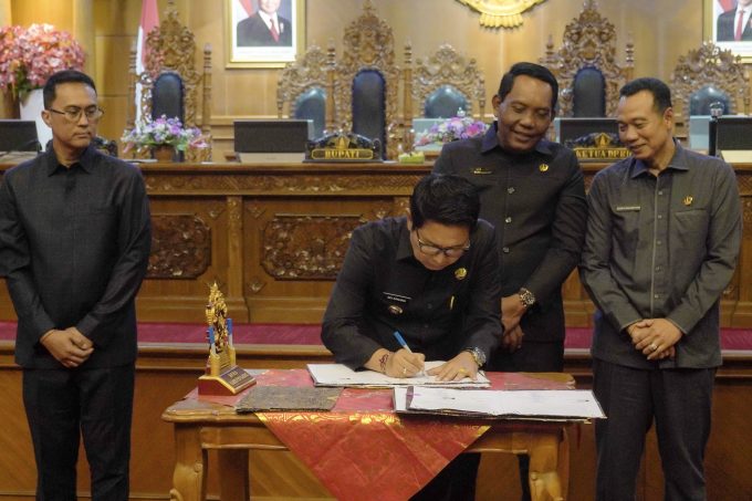 Photo Courtesy Badung Regent Wayan Adi Arnawa together with DPRD Chairman I Gusti Anom Gumanti and DPRD Leaders during the Plenary Meeting at the Gosana Main Chamber, Badung DPRD Office.