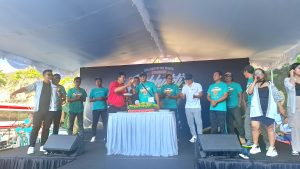Foto/Ist Potong tumpeng: Pemotongan tumpeng oleh Ketua Koperasi Subhakti Ungasan, Made Suanda Wisnaya menandai Hut ke-23 Koperasi Subhakti Ungasan.