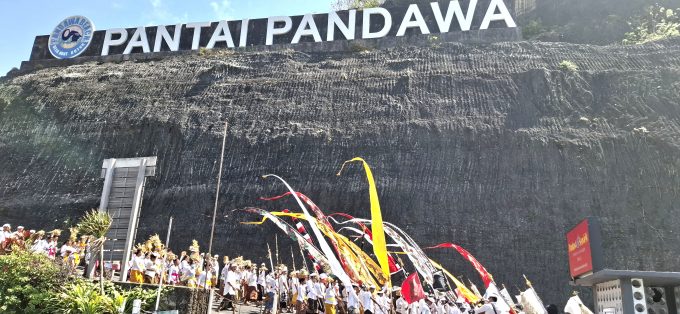 Foto/Ist Melasti: Foto-foto prosesi Melasti di Pantai Pandawa serangkain Karya Ngenteg Linggih dan Padudusan Agung di Pura Desa lan Bale Agung Desa Adat Kutuh.