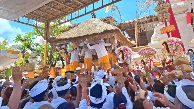 Foto Istimewa Nyenuk: Foto-foto Ptosesi Upacara Nyenuk di Pura Desa lan Bale Agung, Desa Adat Kutuh.