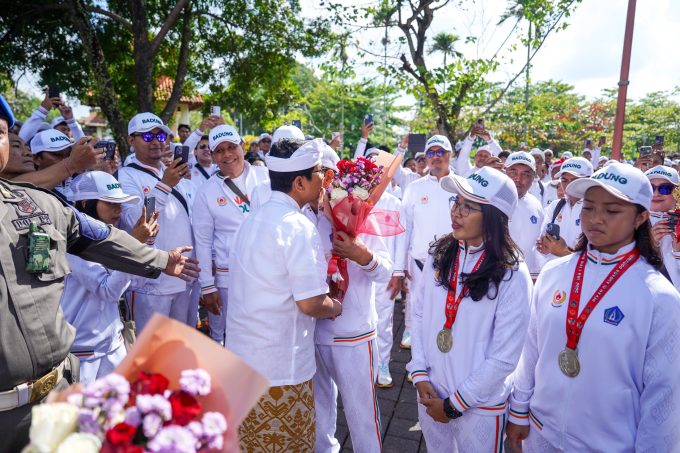 Foto/Ist Bupati Wayan Adi Arnawa didampingi Sekda Surya Suamba menerima Piala Juara Umum Porprov Bali Ke-16 Tahun 2025, di Kantor Bupati, Puspem Badung, Senin (22/9).