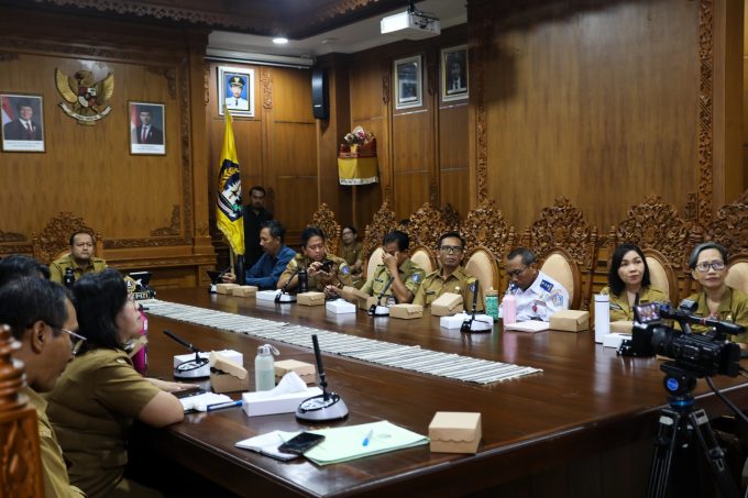 Wabup Bagus Alit Sucipta saat mengikuti Rakor Pengendalian Inflasi Tahun 2025 secara daring di Ruang Nayaka Gosana I, Puspem Badung, Senin (8/9).