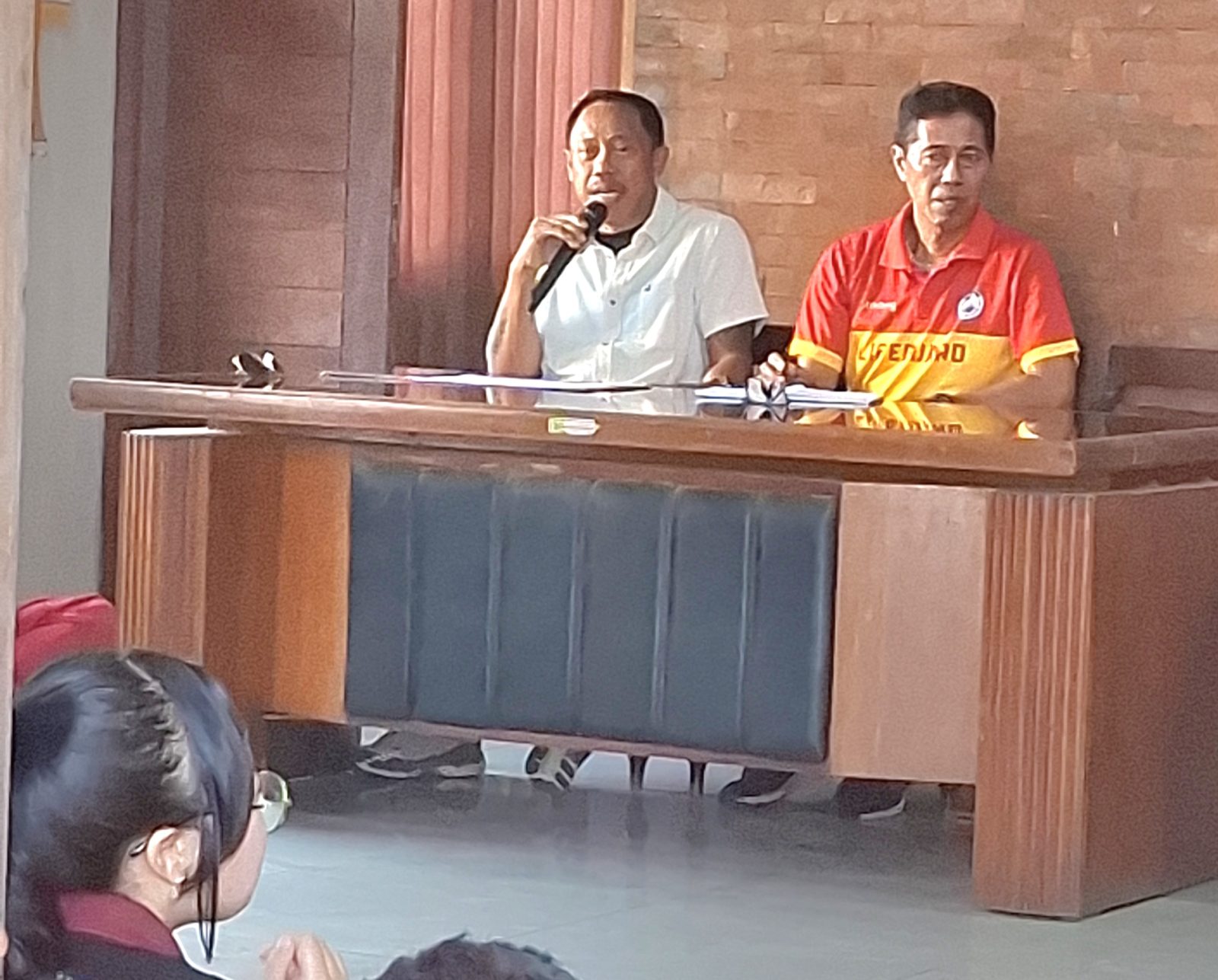 Foto/Ist Pembinaan: Plt UPTD Penyelamatan Wisatawan Kuta, Wayan Somer saat memberikan arahan kepada anggotanya.