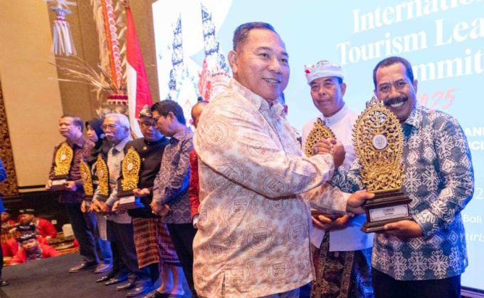 Foto Istimewa Penghargaan: Djoko Moeljono saat menerima ITLS Award 2025.