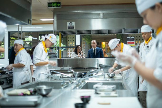 Foto Istimewa Made Ariani Siswanto, Pendiri BCPS, menunjukkan Kitchen Lab BCPS kepada Duta Besar Prancis Fabien Penone saat kunjungannya ke kawasan BITDeC di Nyanyi, Tabanan.
