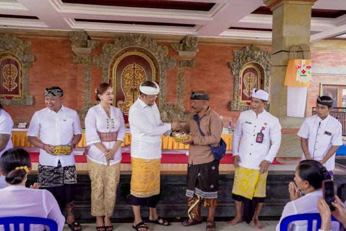 Foto/Ist Wabup Badung, Bagus Alit Sucipta saat hadiri Karya Pitra Yadnya (Nyekah) yang digelar oleh Krama Banjar Adat Kerta, Desa Petang.