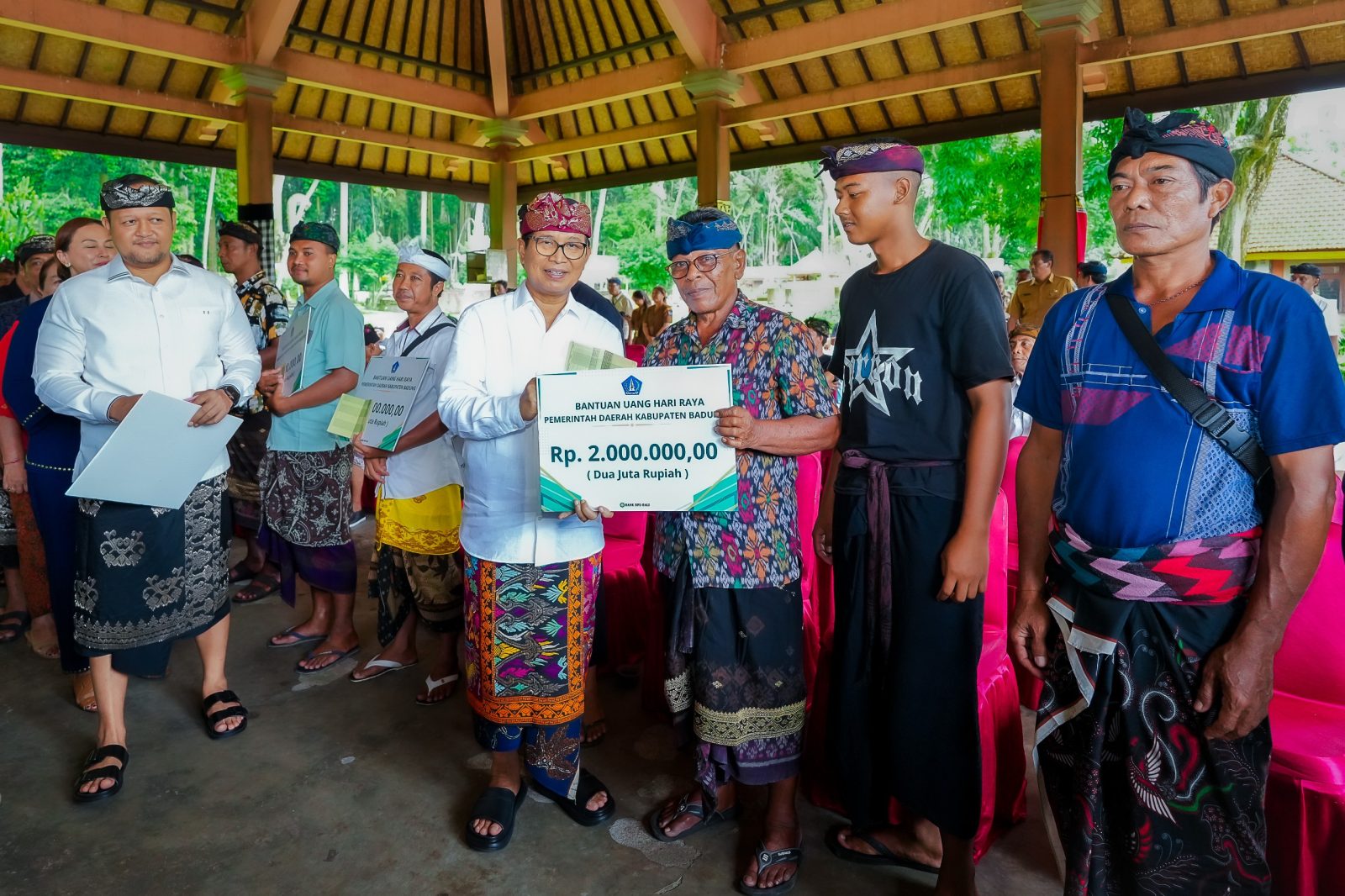 Foto/Ist Bupati Wayan Adi Arnawa bersama Wabup Bagus Alit Sucipta saat menyerahkan secara simbolis bantuan sosial kepada masyarakat