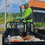 Foto2 Istimewa Sampah Liar: Kegiatan Satgas Sampah Desa Adat Kutuh membersihkan dan memburu pembuang sampah liar di Desa Kutuh, Kutsel.