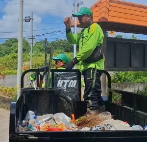 Foto2 Istimewa Sampah Liar: Kegiatan Satgas Sampah Desa Adat Kutuh membersihkan dan memburu pembuang sampah liar di Desa Kutuh, Kutsel.