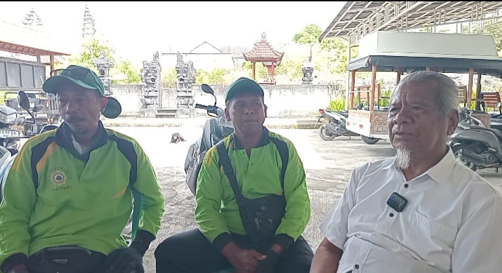 Photo (Courtesy – Illegal Waste): Activities of the Kutuh Traditional Village Waste Task Force cleaning up and pursuing illegal waste dumpers in Kutuh Village, South Kuta.