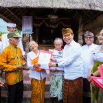 Foto/Ist. Bupati Wayan Adi Arnawa bersama Nyonya Rasniathi Adi Arnawa memberikan penghargaan kepada 187 Veteran di Desa Baha, Kecamatan Mengwi