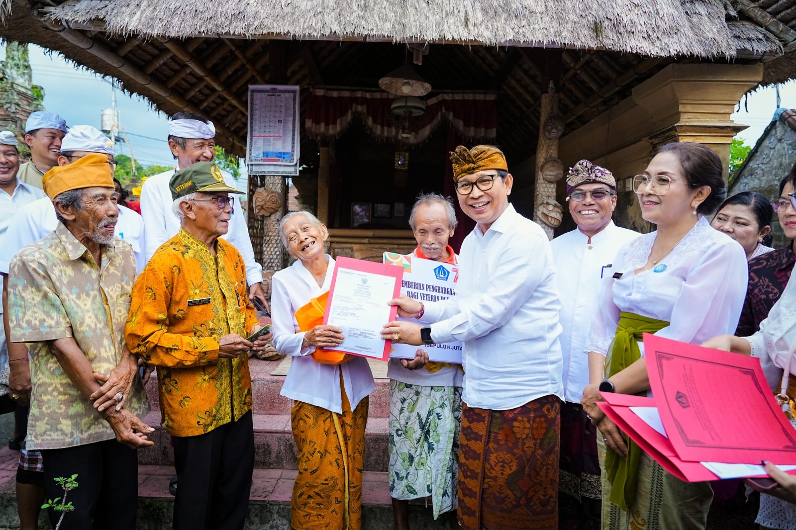 Foto/Ist. Bupati Wayan Adi Arnawa bersama Nyonya Rasniathi Adi Arnawa memberikan penghargaan kepada 187 Veteran di Desa Baha, Kecamatan Mengwi