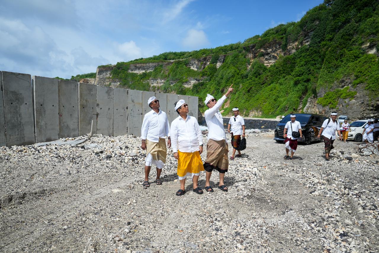 Foto/Ist Pujawali: Bupati Wayan Adi Arnawa sembahyang bersama dan mulang pekelem saat Pujawali Pedudusan Alit di Pura Luhur Uluwatu.
