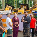 Photo/Courtesy Deputy Regent Bagus Alit Sucipta, accompanied by Chairwoman of WHDI Badung Yunita Alit Sucipta, directly inspected the fallen tree disaster site at the Alas Pala Sangeh Tourist Attraction (DTW), Abiansemal, Thursday (Dec 4).