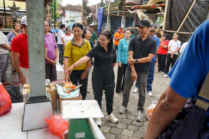 Foto Istimewa Ketua TP. PKK Badung, Ny. Rasniathi Adi Arnawa buka Safari Perdana Launching Bank Sampah di Banjar Muncan, Kelurahan Kapal, pada hari Jumat (26/12).