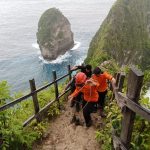 Foto Istimewa Terjal: Evakuasi wisatawan asing yang cedera melewati jalur terjal di Pantai Kelingking, Nusa Penida.