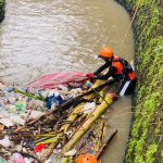 Foto Istimewa Ditemukan: Nenek Menuh saat dievakuasi Tim SAR setelah ditemukan diantara ranting pohon.