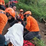 Foto Istimewa Terpeleset: Pendaki perempuan saat dievakuasi tim SAR gabungan karena mengalami patah kaki akibat terpeleset di jalur pendakian yang licin Gunung Abang.
