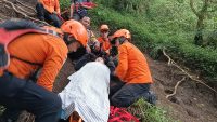 Foto Istimewa Terpeleset: Pendaki perempuan saat dievakuasi tim SAR gabungan karena mengalami patah kaki akibat terpeleset di jalur pendakian yang licin Gunung Abang.