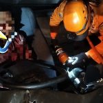 Foto/Ist. Terjepit: Tim SAR berjuang mengeluarkan korban terjepit dalam kecelakaan di Labuan Sait, Pecatu.
