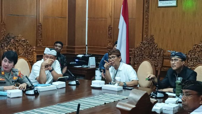 Foto Istimewa Bupati Wayan Adi Arnawa didampingi Sekda Surya Suamba, Kadishub Badung, AA Ngurah Rai Yuda Darma Kanit Lantas Polres Badung dan Polresta Denpasar saat rapat terkait Rekayasa Lalu Lintas di Kerobokan Kelod, Kamis (8/1) di Puspem Badung.