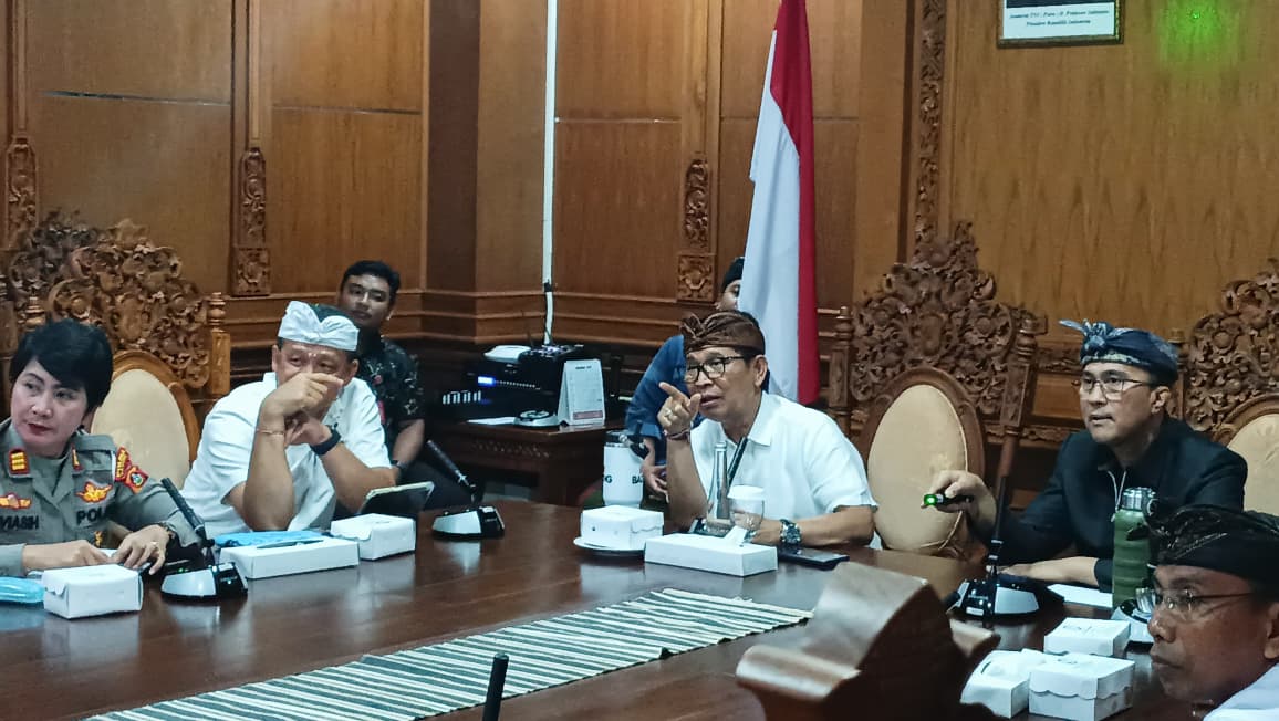 Foto Istimewa Bupati Wayan Adi Arnawa didampingi Sekda Surya Suamba, Kadishub Badung, AA Ngurah Rai Yuda Darma Kanit Lantas Polres Badung dan Polresta Denpasar saat rapat terkait Rekayasa Lalu Lintas di Kerobokan Kelod, Kamis (8/1) di Puspem Badung.