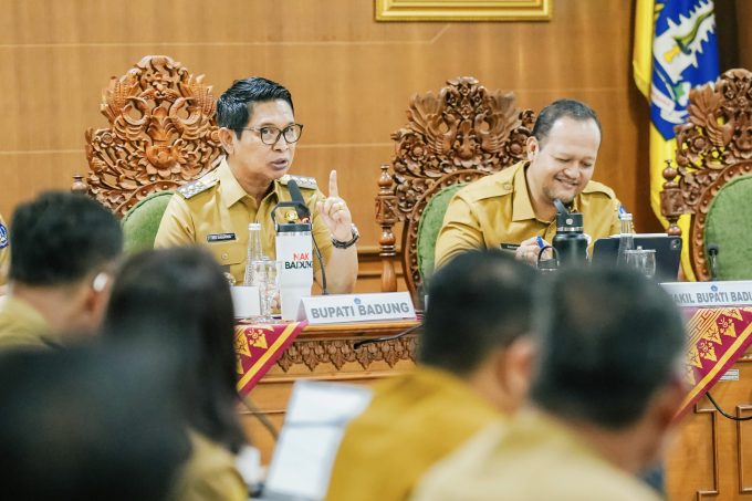 Foto Istimewa Bupati Wayan Adi Arnawa bersama Wabup Bagus Alit Sucipta memimpin Rapat Pembahasan Proyeksi PAD Tahun 2027 di Ruang Rapat Kriya Gosana, Puspem Badung, Senin (26/1).