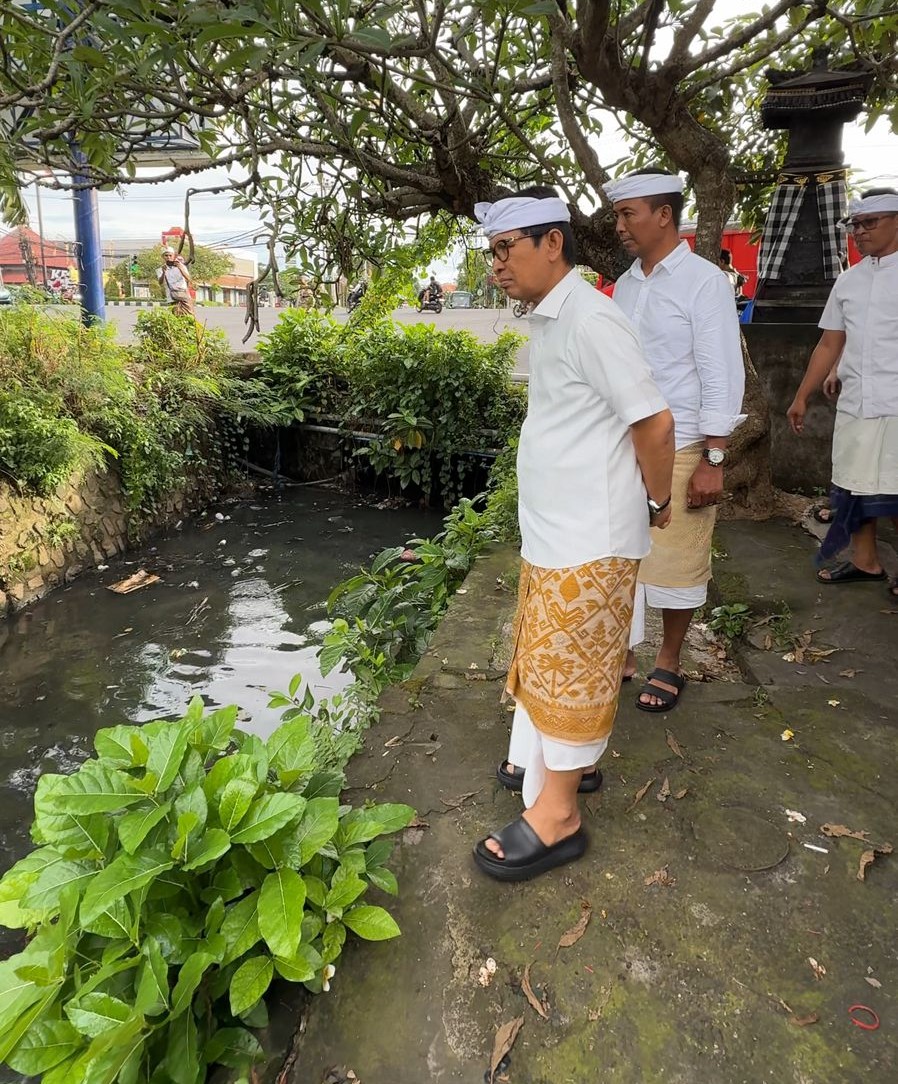 Bupati Wayan Adi Arnawa turun langsung ke lapangan untuk memantau aliran Tukad Pungut di wilayah Jimbaran, Kuta Selatan, Sabtu (3/1).