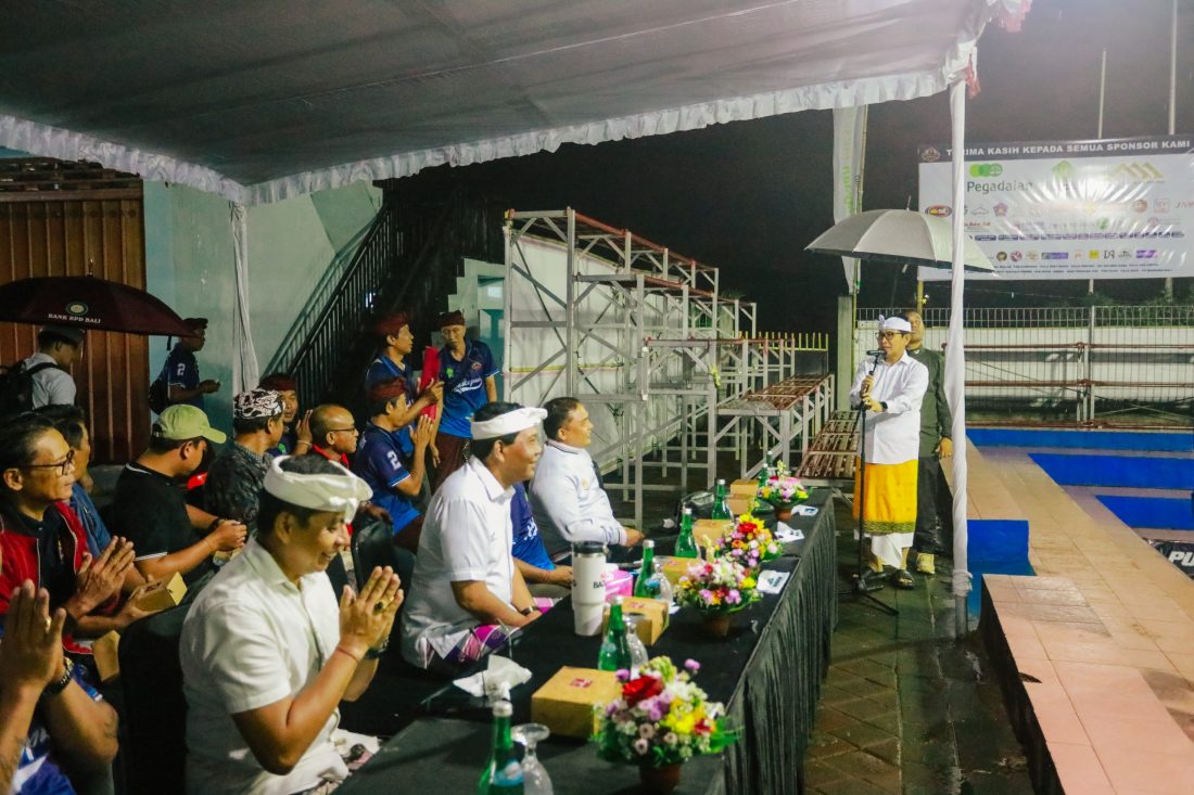 Foto/Ist Bupati Wayan Adi Arnawa bersama Ketua DPRD Badung I Gusti Anom Gumanti membuka Turnamen Bola Voli PUTRA BUM Cup II Tahun 2026 di Lapangan Pratu I Ketut Ridis, Banjar Umakepuh, Desa Buduk, Kecamatan Mengwi