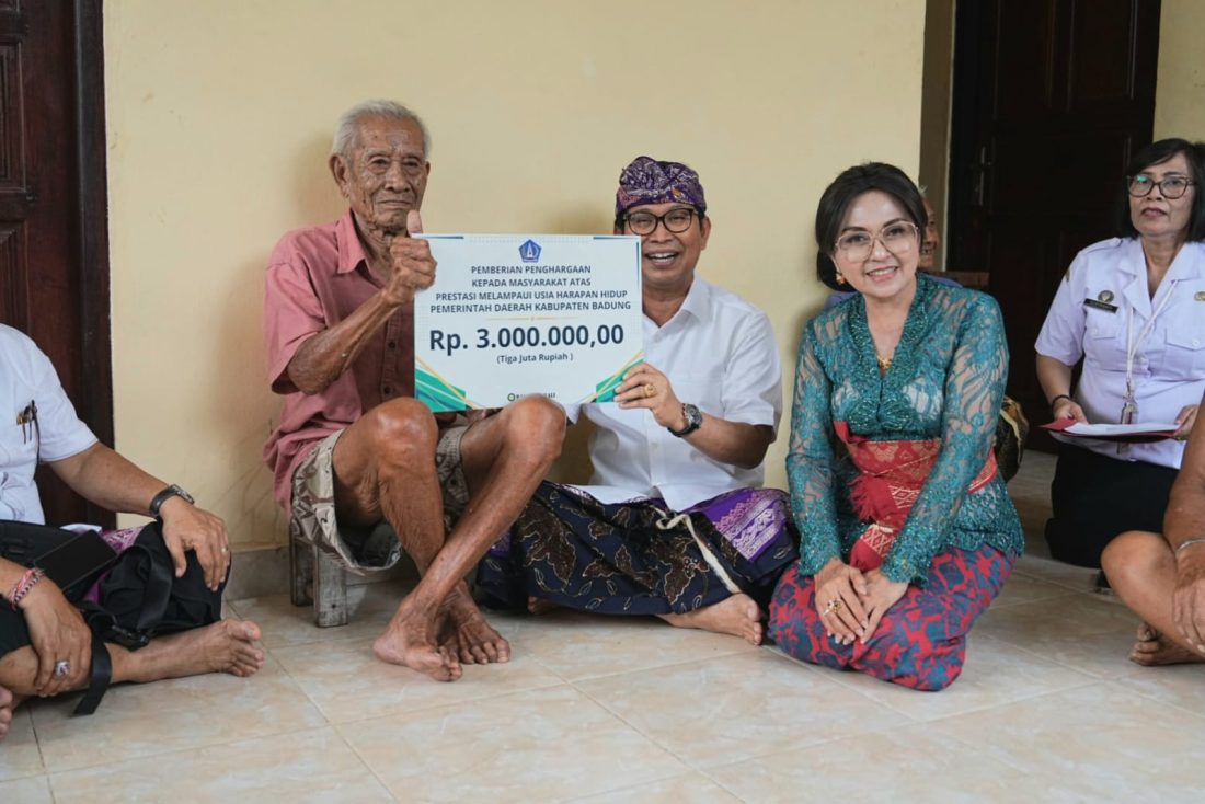 Foto Istimewa Bupati Wayan Adi Arnawa dan Ketua TP. PKK Badung Nyonya Rasniathi saat berikan penghargaan dan serahkan akta kelahiran kepada I Wayan Siteng (101 tahun), warga Banjar Suluban, Desa Pecatu, Kuta Selatan.