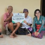 Foto Istimewa Bupati Wayan Adi Arnawa dan Ketua TP. PKK Badung Nyonya Rasniathi saat berikan penghargaan dan serahkan akta kelahiran kepada I Wayan Siteng (101 tahun), warga Banjar Suluban, Desa Pecatu, Kuta Selatan.