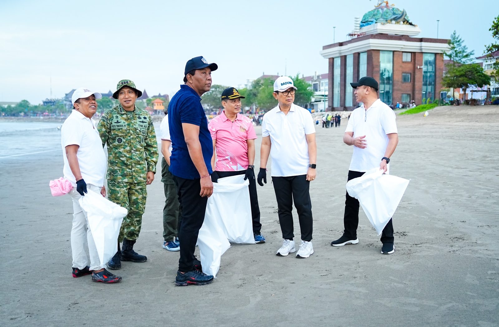Photo Courtesy Regent Wayan Adi Arnawa and Chairman of the Badung DPRD I Gusti Anom Gumanti during the HPSN commemoration assembly and coastal clean-up at the Baruna Disaster Shelter, Kuta Beach, Sunday (22/2).