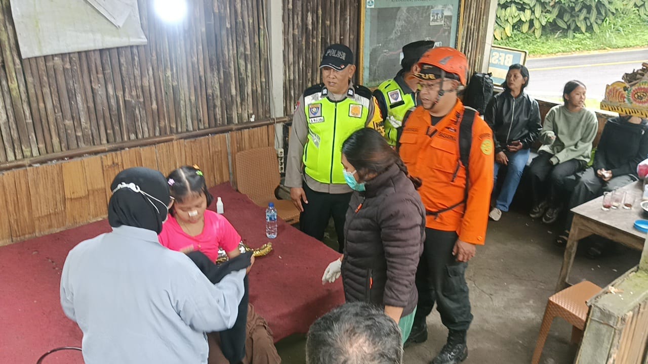 Photo Courtesy Teen Hiker: The teenage hiker during evacuation by the joint SAR team from Mount Abang.