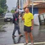 Foto Ist. Gercep: Wayan Puspa Negara yang gercep turun membantu evakuasi korban banjir di kawasan Dewi Sri, Legian belum lama ini.