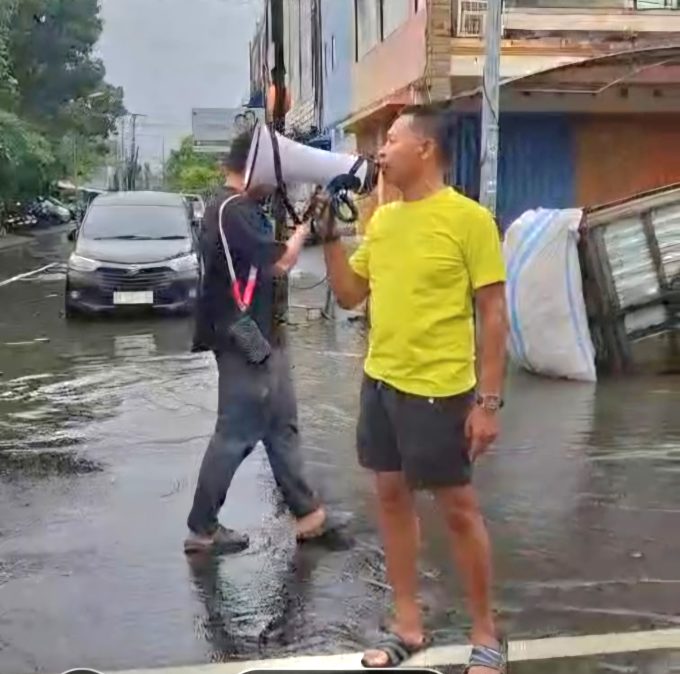 Foto Ist. Gercep: Wayan Puspa Negara yang gercep turun membantu evakuasi korban banjir di kawasan Dewi Sri, Legian belum lama ini.