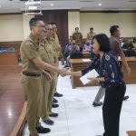 Foto/Ist Pensiun: Sekda Badung IB. Surya Suamba saat menyerahkan dana santunan pensiun kepada 87 anggota KORPRI purna tugas, serta sumbangan dana kematian kepada 3 ahli waris anggota KORPRI yang telah meninggal, di Ruang Rapat Kriya Gosana, Puspem Badung, Senin (9/2).  