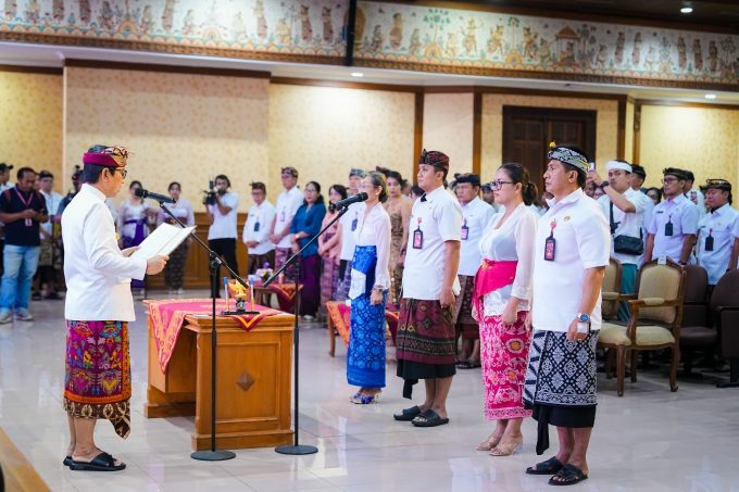 Foto/Ist. Bupati Wayan Adi Arnawa saat melantik dan mengambil sumpah jabatan 234 pejabat di lingkungan Pemkab Badung.