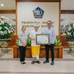 Photo Courtesy Regent Adi Arnawa receives recognition awarded to three OPDs within the Badung Regency Government as Clean and Service-Oriented Bureaucratic Zones (WBBM) by the Ministry of Administrative and Bureaucratic Reform, Wednesday (Feb 18).