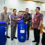 Foto/Ist. Bupati Wayan Adi Arnawa secara simbolis menyerahkan bantuan tong komposter kepada para Perbekel/Lurah dan Kepala Lingkungan se-Kecamatan Kuta Utara di Kantor Camat Kuta Utara.