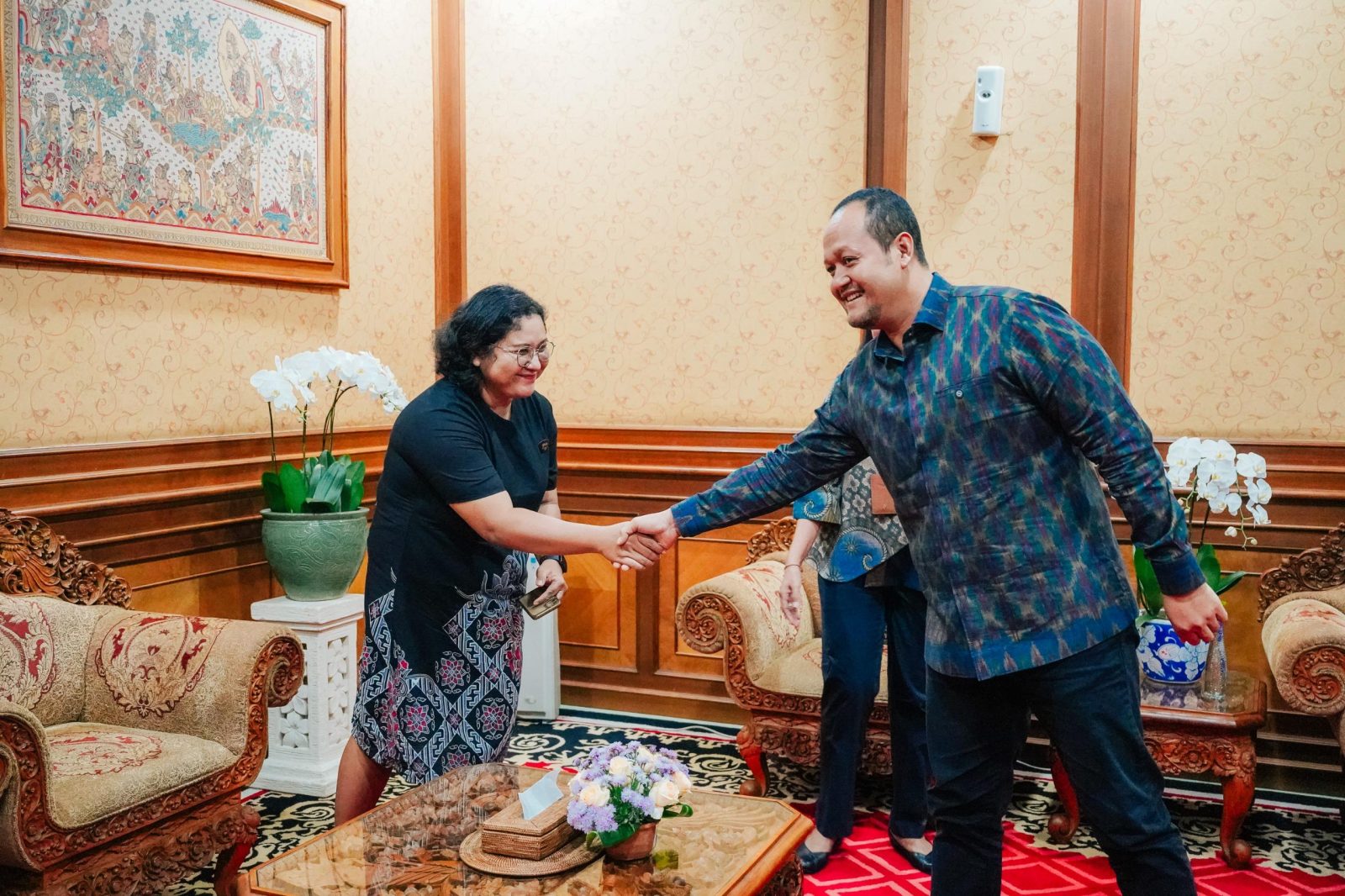 Photo Courtesy Badung Vice Regent Bagus Alit Sucipta receives CSR assistance of composting bins from Perumda Air Minum Tirta Mangutama Badung and PT Agus Nusa Penida (Hotel Horison Seminyak) at the Lobby of the Badung Regent’s Office, Badung Government Center (Puspem Badung), Friday (Feb 20).
